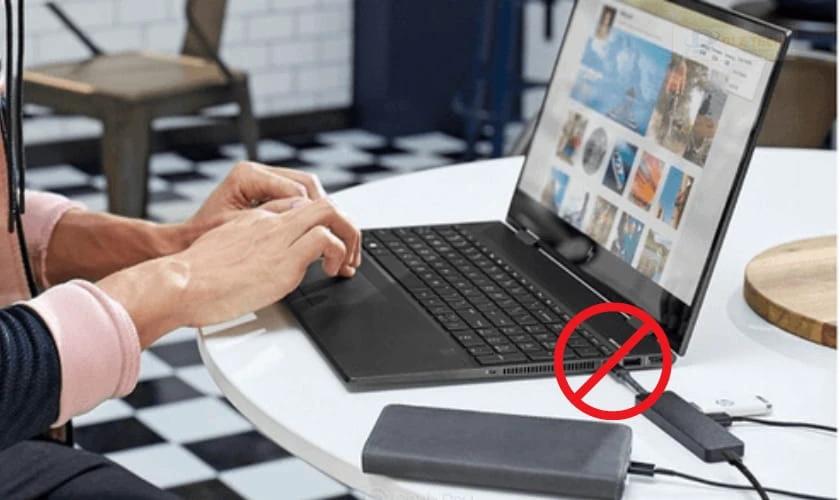 Không nên vừa dùng vừa sạc qua pin laptop
