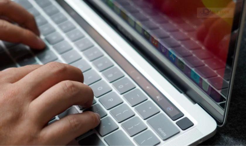 Có nên dùng phủ phím MacBook hay không?