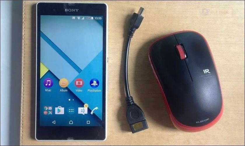 Sử dụng cáp OTG để kết nối đầu thu USB của chuột