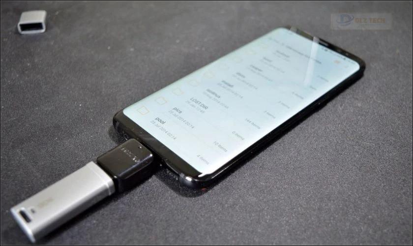 Cắm một đầu cáp OTG vào điện thoại