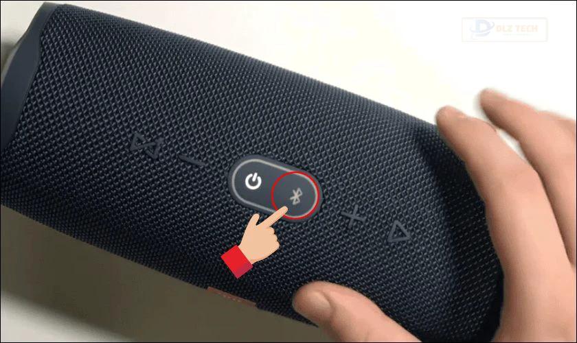 Tìm và nhấn giữ nút Bluetooth trên loa của bạn