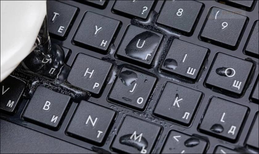 Những nguy cơ có thể xảy ra khi laptop bị đổ nước vào bàn phím