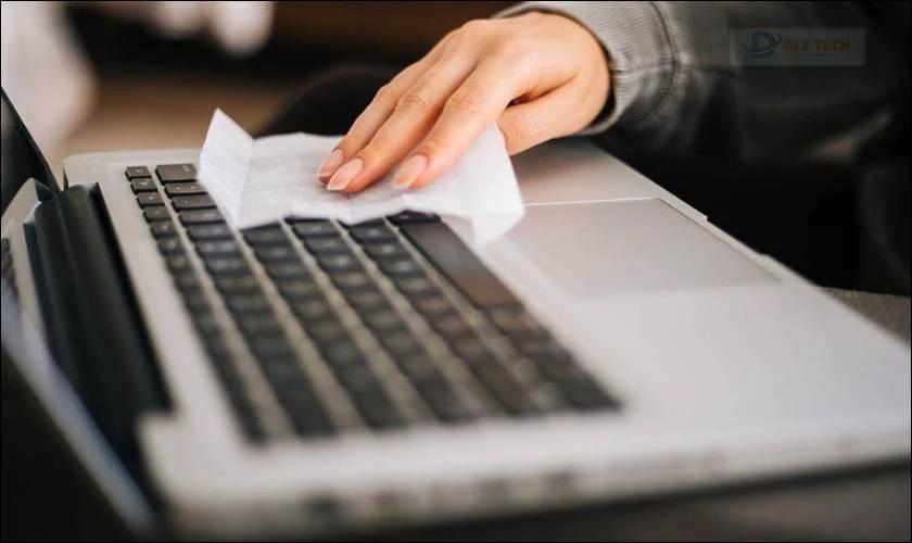 Cách sơ cứu nhanh laptop bị đổ nước vào bàn phím