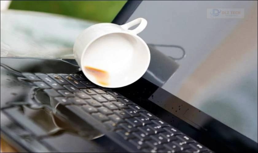 Trường hợp bị đổ nước hoa quả, cafe vào phím
