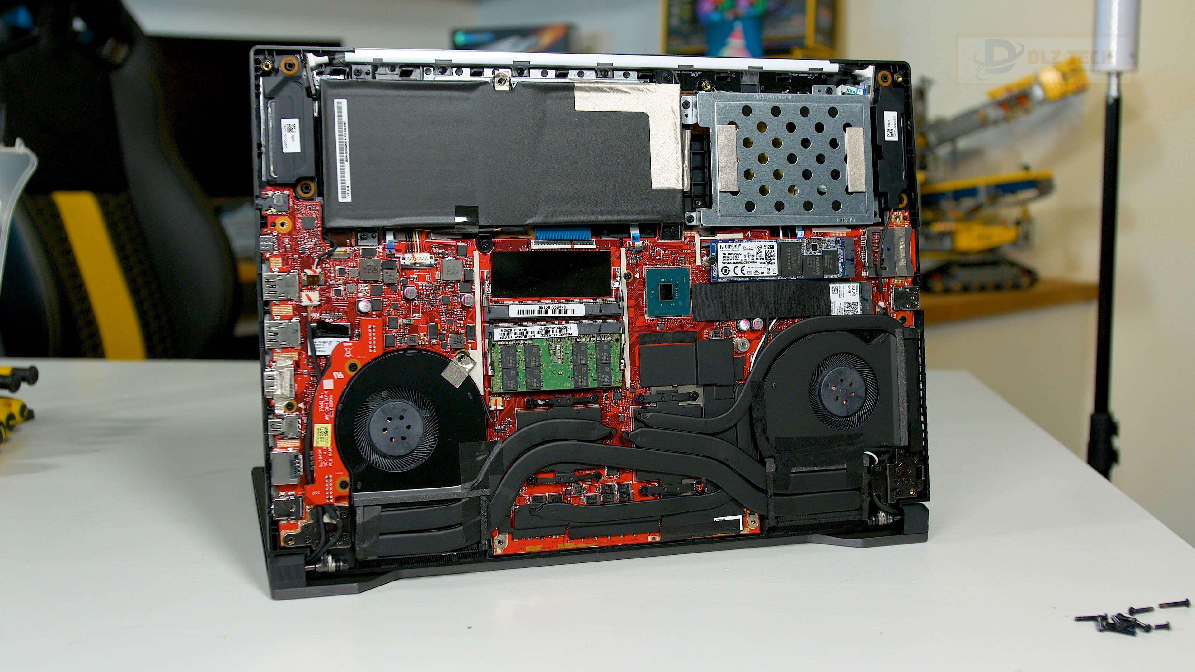 Chi phí sửa laptop bị đổ nước vào bàn phím có mắc không?