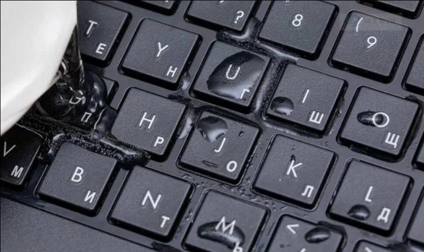 Rút điện khi laptop bị nước đổ vào