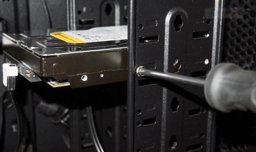 Lắp đặt ổ cứng SSD mới vào đúng vị trí trên PC