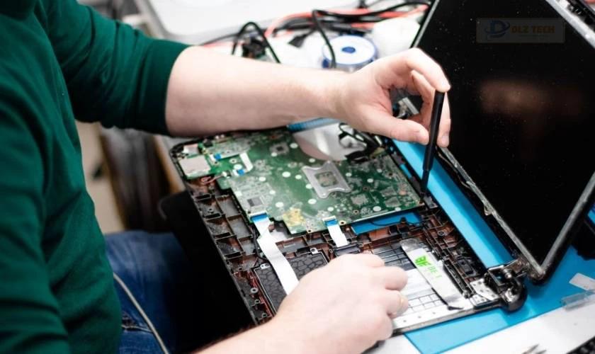 Nguyên nhân khiến màn hình laptop bị chấm, đốm đen nhỏ