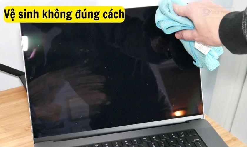 Lý do dẫn đến màn hình MacBook bị ám xanh, ố vàng