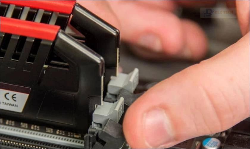 Vì sao lỏng RAM laptop