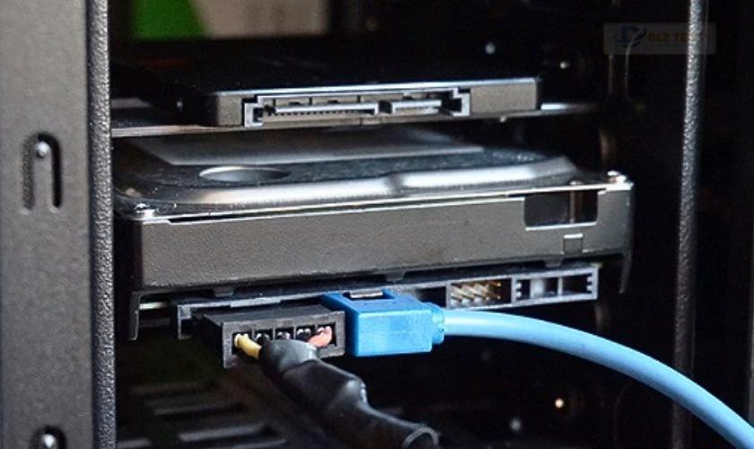 Gắn đúng và khít cổng giao tiếp trên Mainboard