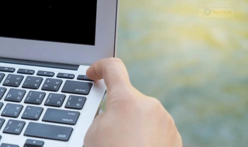 Dùng laptop đến khoảng 3% thì Shutdown máy