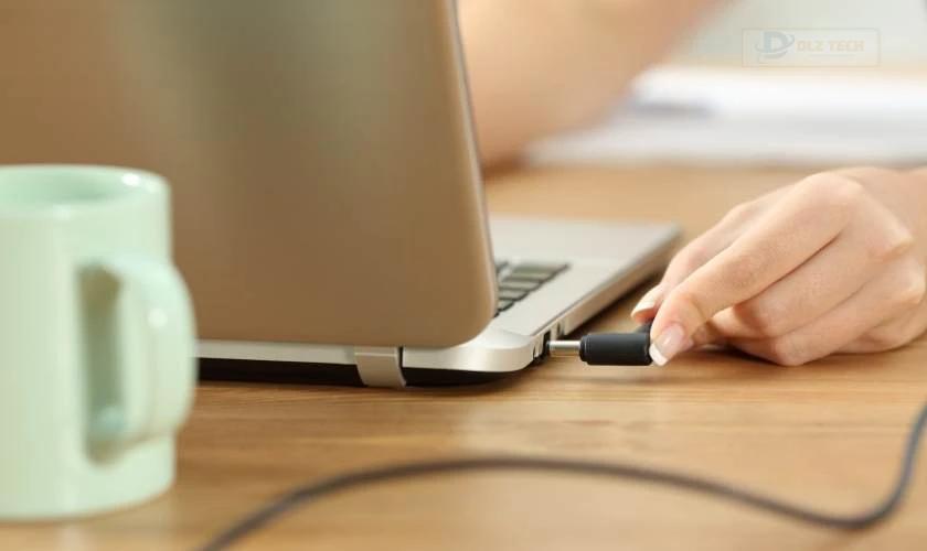 sạc laptop Dell qua đêm có sao không? Cắm sạc laptop theo đúng trình tự