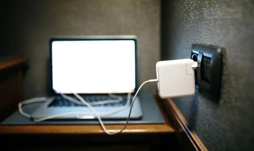 Sạc laptop Dell qua đêm có sao không?