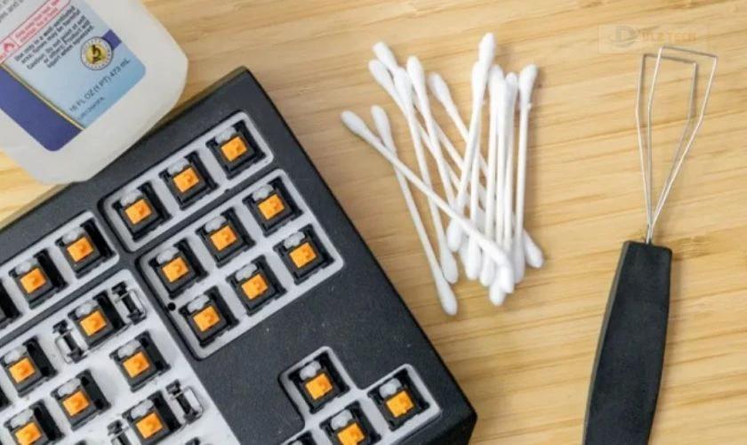 Vệ sinh bàn phím cơ cần chuẩn bị những dụng cụ gì?