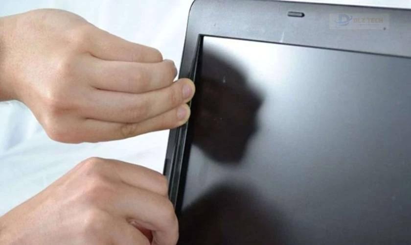 Lý do gây ra viền màn hình laptop bị hở bong keo