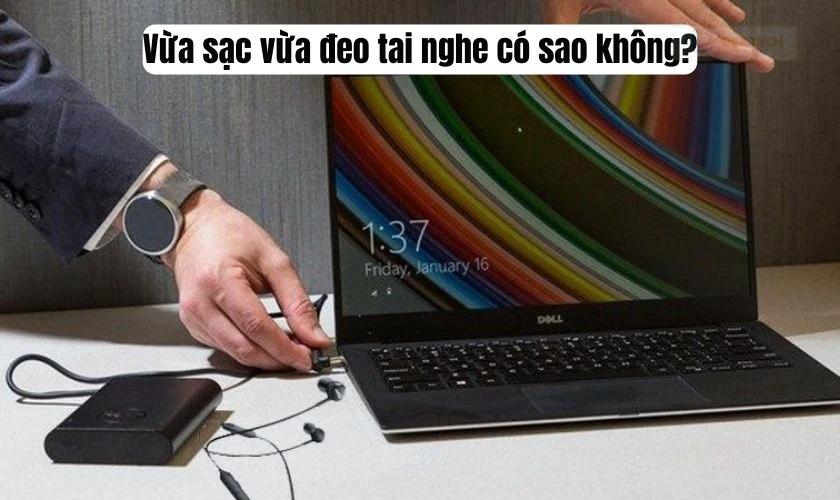 Vừa sạc laptop vừa đeo tai nghe có sao không?