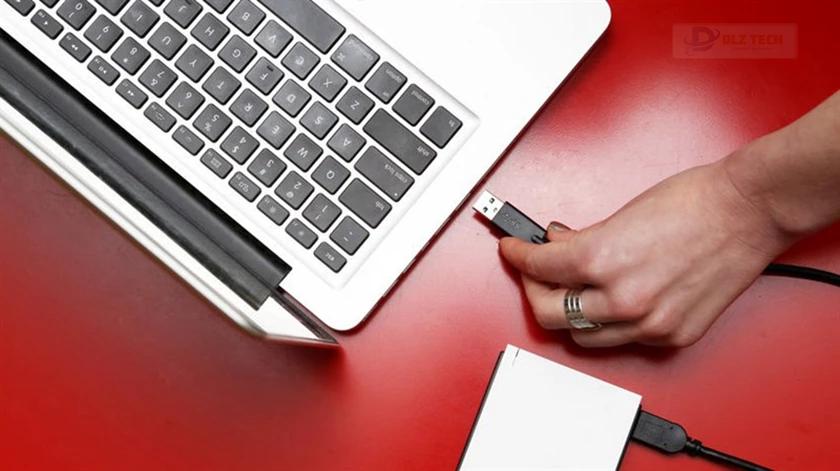 Nên cắm sạc laptop khi sử dụng để hạn chế những lỗi pin trên laptop acer