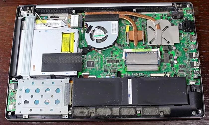 Xác định vị trí pin cần thay thế để sửa lỗi pin laptop acer