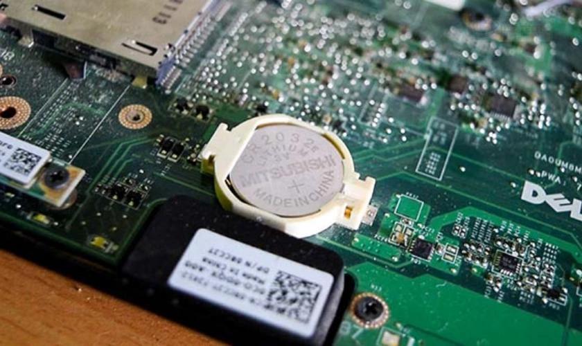Tháo nắp sau laptop bằng tua vít phù hợp, sau đó tìm pin CMOS