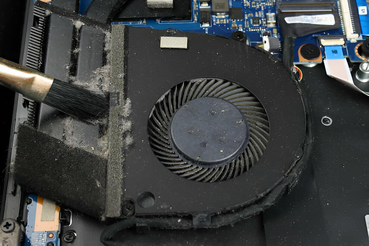 Có thể tự làm sạch Laptop tại nhà được không?