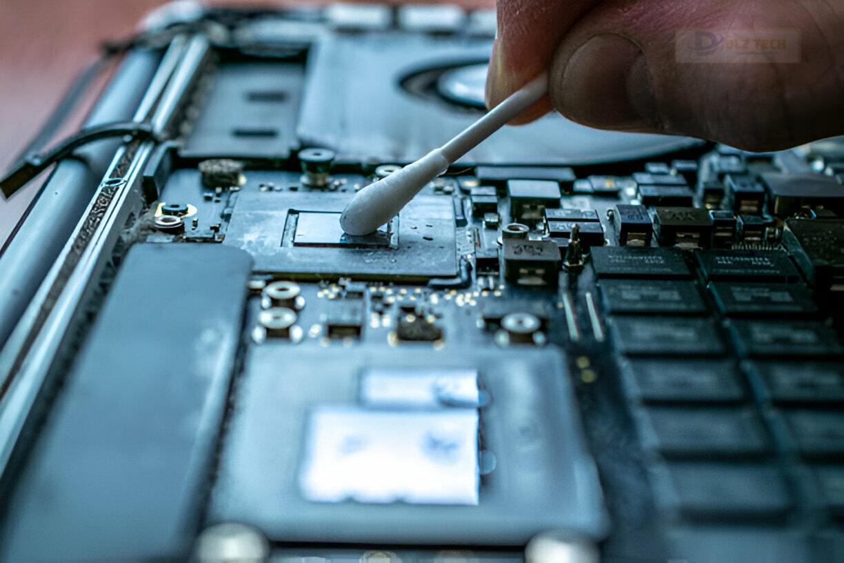 Quy trình vệ sinh laptop chuẩn từng bước tại Dlz Tech
