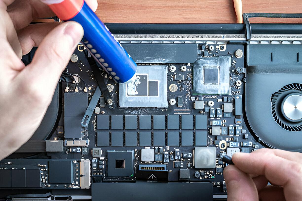 Quy trình vệ sinh laptop chuẩn từng bước tại Dlz Tech
