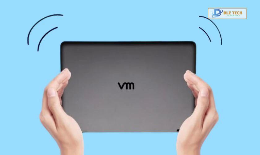 Lắc nhẹ laptop để đuổi kiến