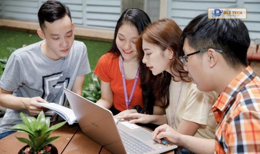 Sinh viên quản trị kinh doanh chọn laptop có thông số nào