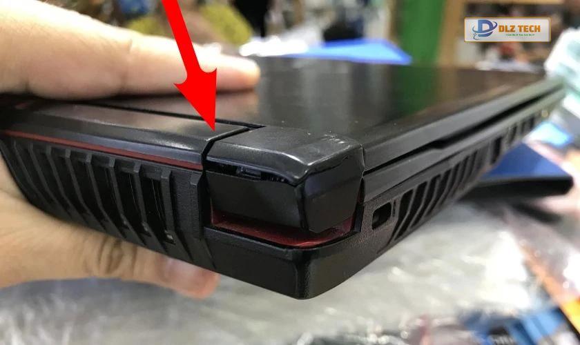 Dấu hiệu nhận biết laptop bị gãy bản lề