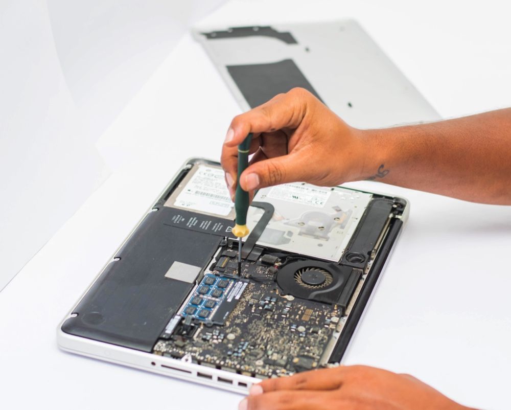 Nên thay vỏ laptop bị hở ở đâu?