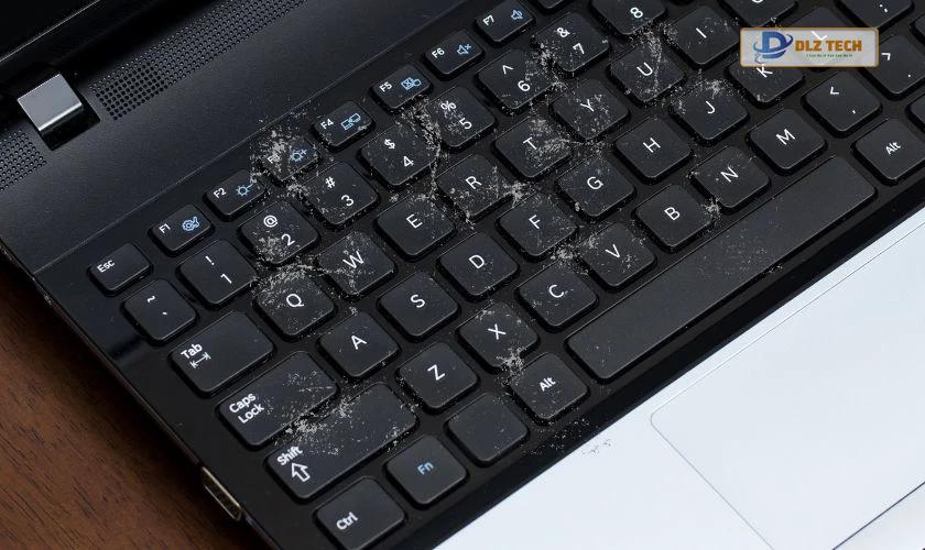 Bụi bẩn bám vào bàn phím laptop