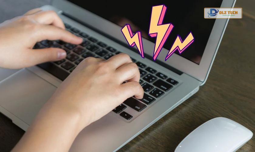 Tác động mạnh lên bàn phím laptop