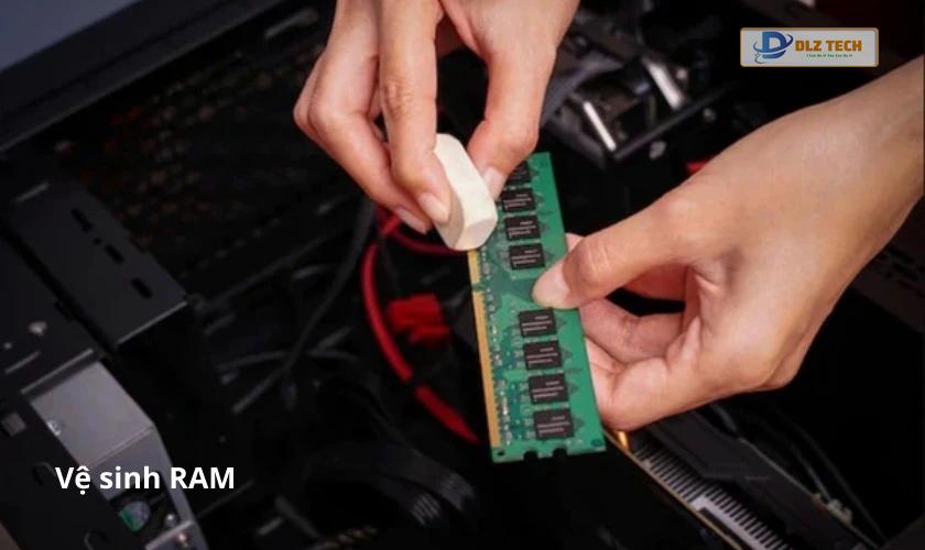 Vệ sinh RAM để sửa lỗi laptop bị treo logo