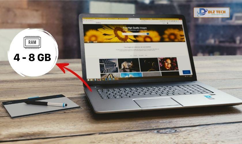 Laptop có RAM tối thiểu 4GB phù hợp với sinh viên du lịch