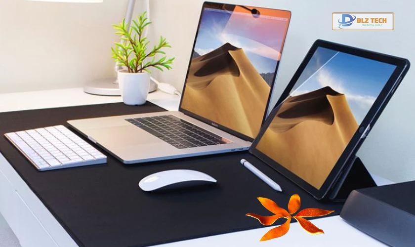 Sử dụng vỏ trái cây gần laptop