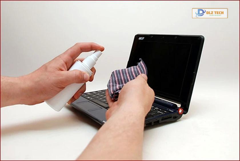 Sử dụng cách khác để vệ sinh màn hình laptop