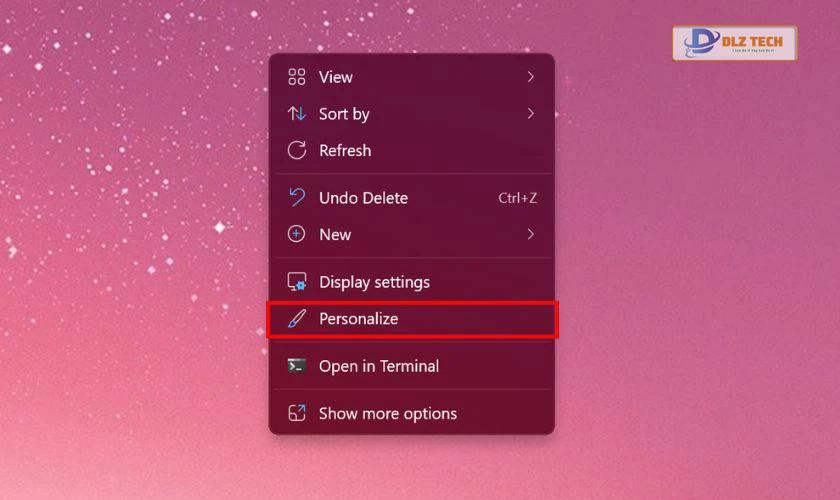 Click chuột phải vào bất kỳ vị trí trống nào trên màn hình desktop và chọn Personalize