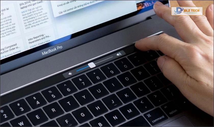 Dùng bình thổi khí để vệ sinh loa MacBook