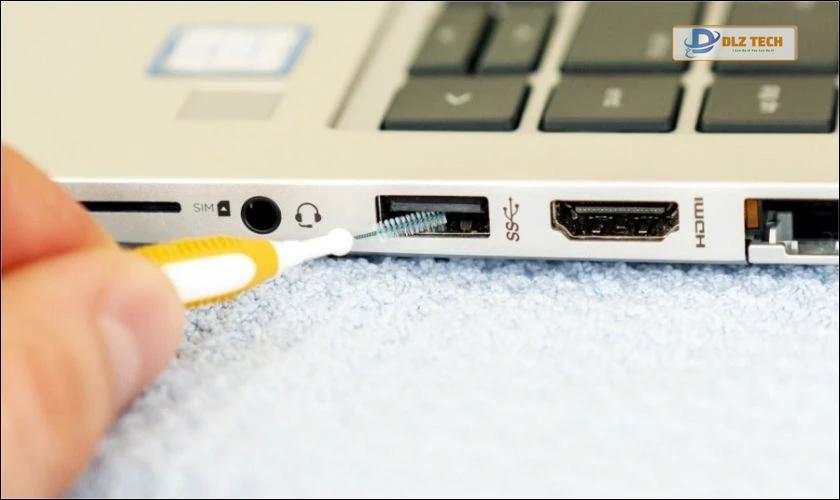 Vệ sinh cổng kết nối MacBook một cách nhẹ nhàng, chính xác