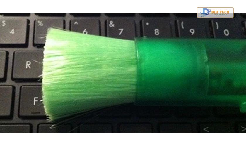 Sử dụng cây cọ để vệ sinh bàn phím laptop dell