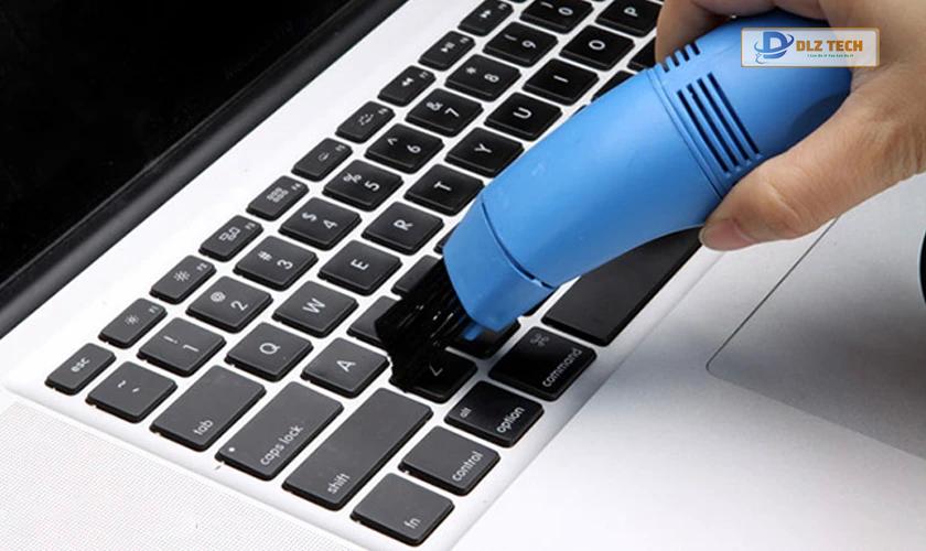 Dùng máy hút bụi để vệ sinh bàn phím laptop dell