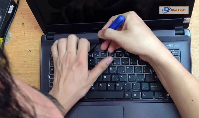 Tháo bàn phím để vệ sinh bên trong laptop dell