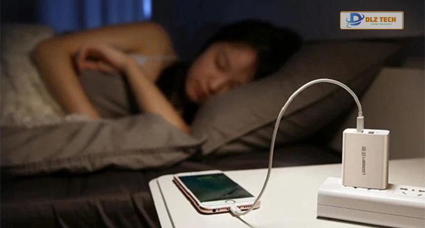 Tại sao pin để qua đêm tụt nhiều