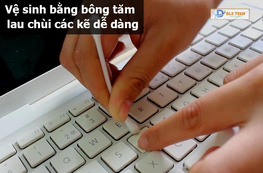 Vệ sinh bàn phím MacBook bằng bông tăm