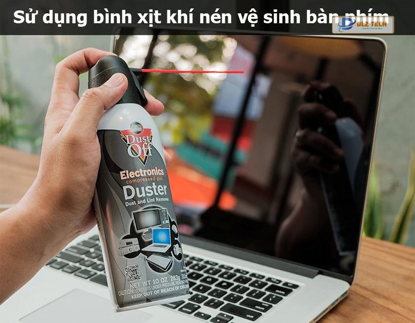 Sử dụng bình xịt khí nén vệ sinh bàn phím Macbook