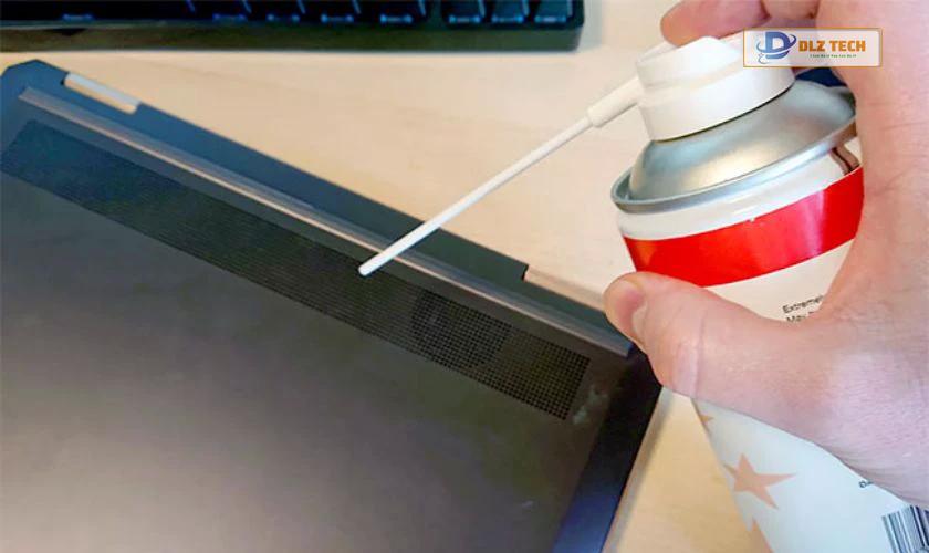 Dùng khí nén làm sạch quạt tản nhiệt