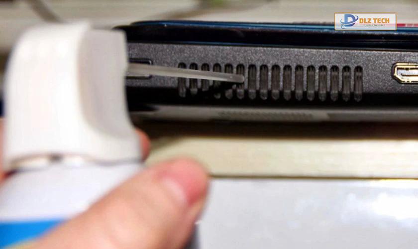 Làm sạch bên trong quạt laptop