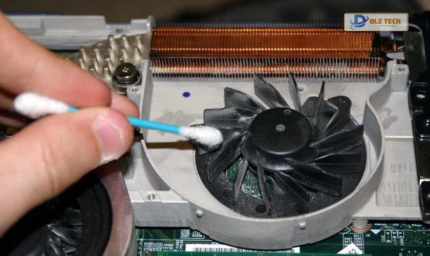 Vệ sinh quạt tản nhiệt laptop bằng tăm bông