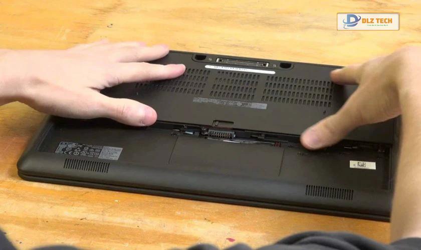Đóng nắp laptop sau khi vệ sinh